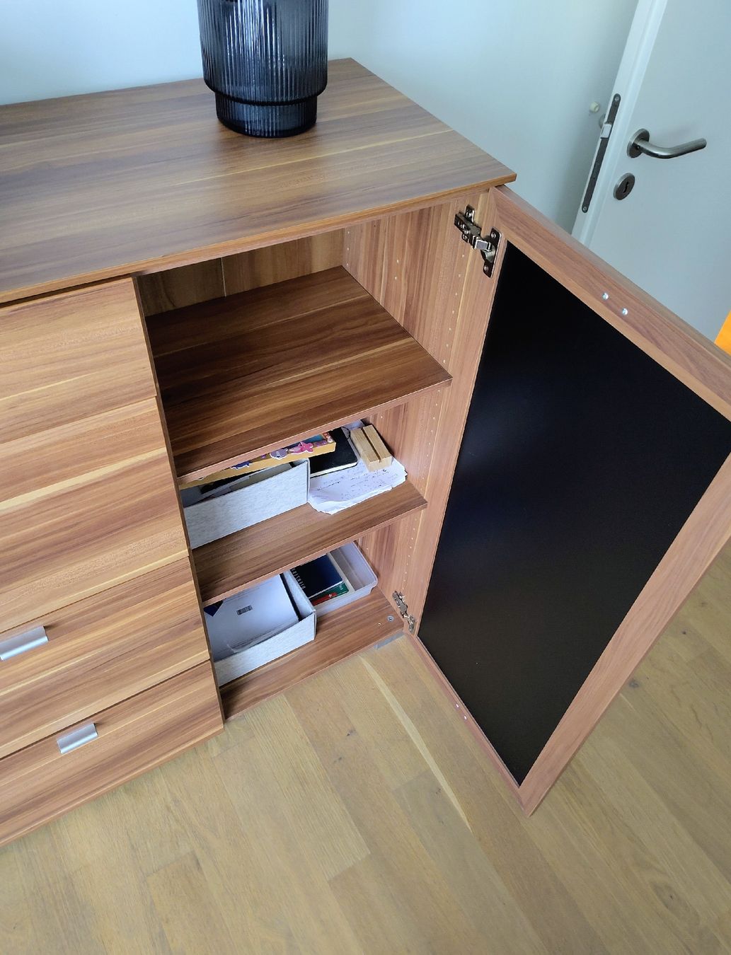 Cassettiere: Kommode / Sideboard 150 cm in Nussbaum-Optik mit Glastüren – Usato da Thun venduto da The_Sixx 2