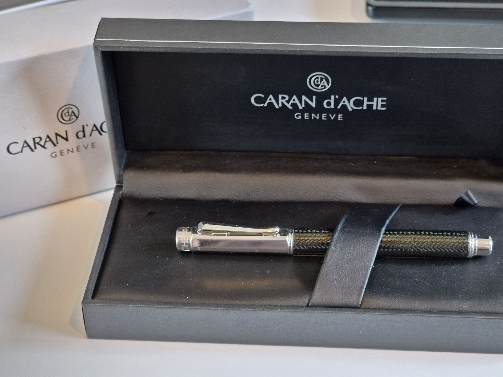 Caran D'Ache Stifte & Marker: Füllfederhalter Caran d'Ache Varius Carbon – Gebraucht aus Hinwil von Justnox 5