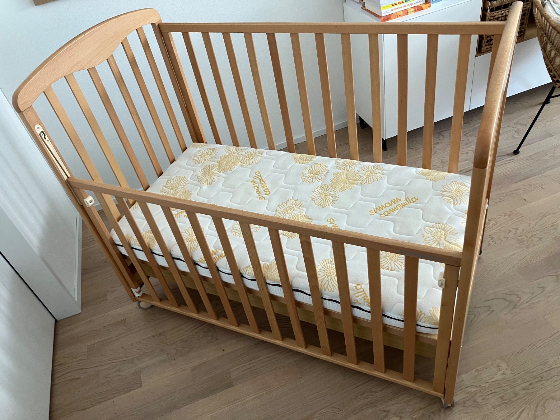 Betten: Lit bébé bois Foppapedretti + matelas EUP47 – Gebraucht aus Zürich von MariondeZurich 1