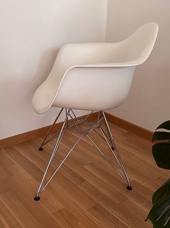 Stühle: Original Eames Armchair von Vitra Weiss – Gebraucht aus Zürich von melaniec. 1