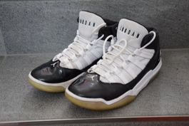 Air Jordan Max Aura Black & white gr. 41