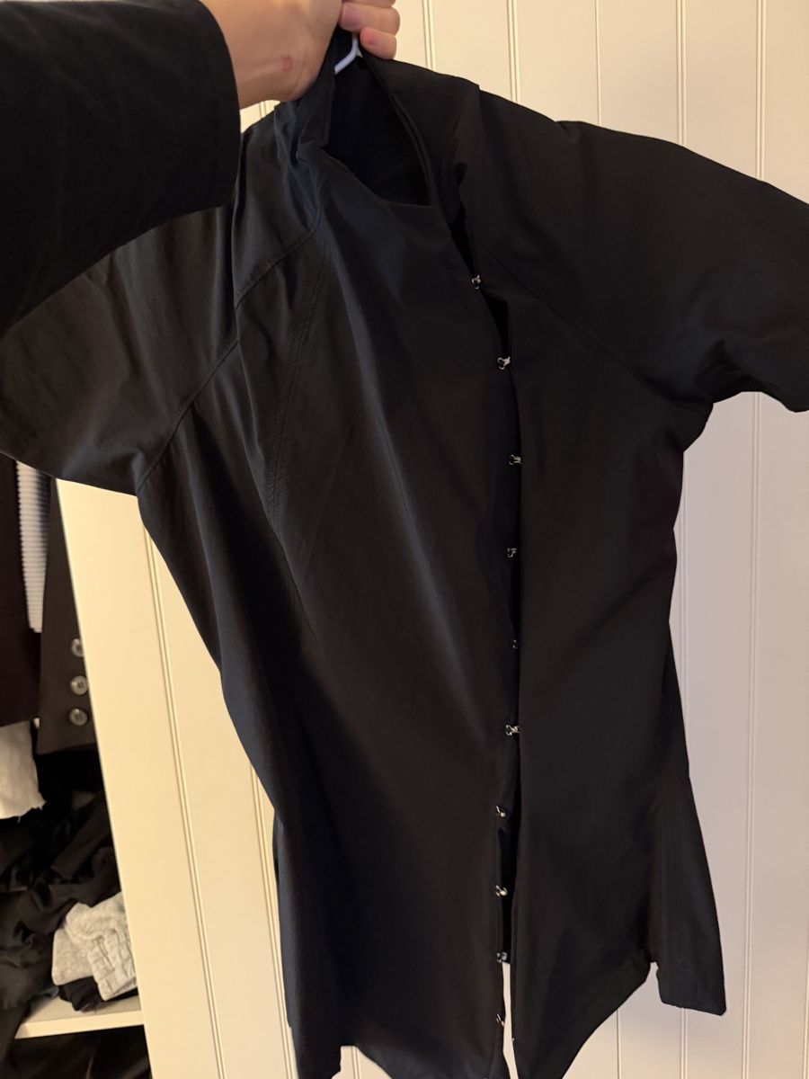 T-shirt: Assymetrical black shirt – Nuovo (secondo la descrizione) da Zürich venduto da sad_rd9w 1