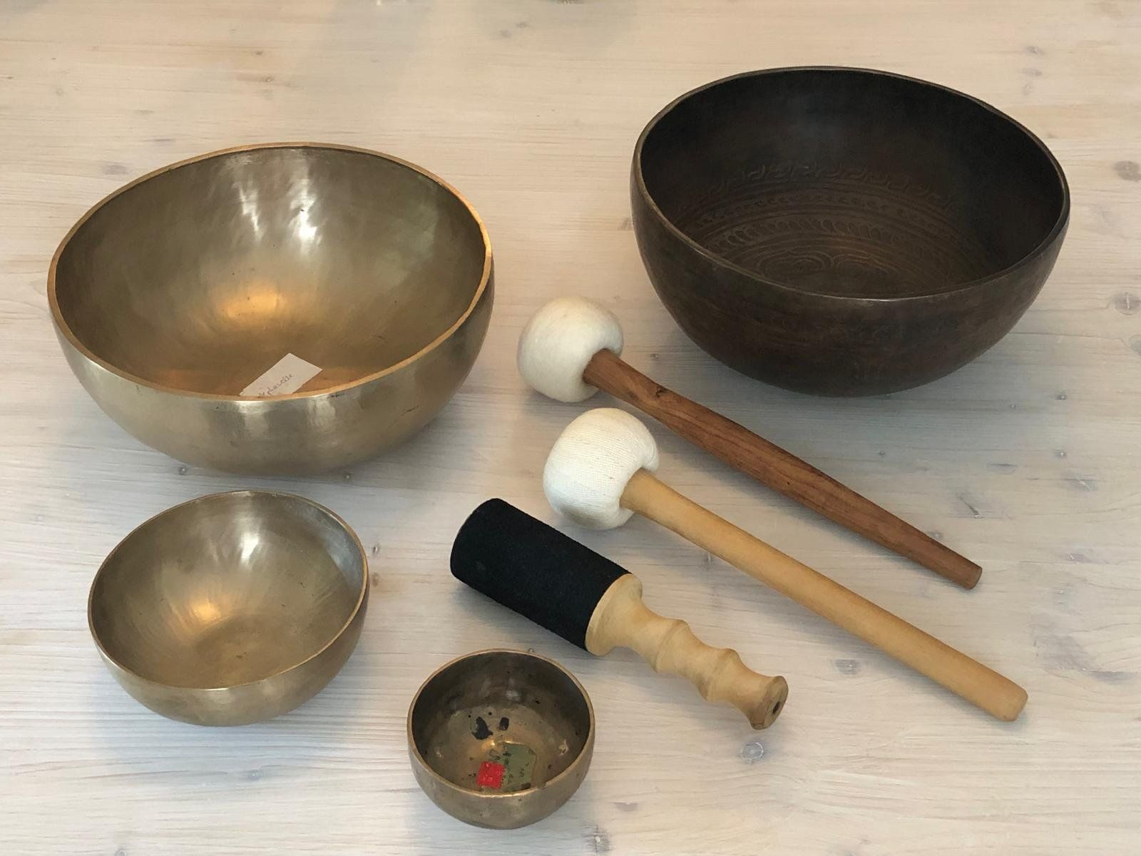 Strumenti musicali: Klangschalen Set, 4 Schalen, 3 Klöppel – Nuovo (secondo la descrizione) da Bern venduto da uelil01