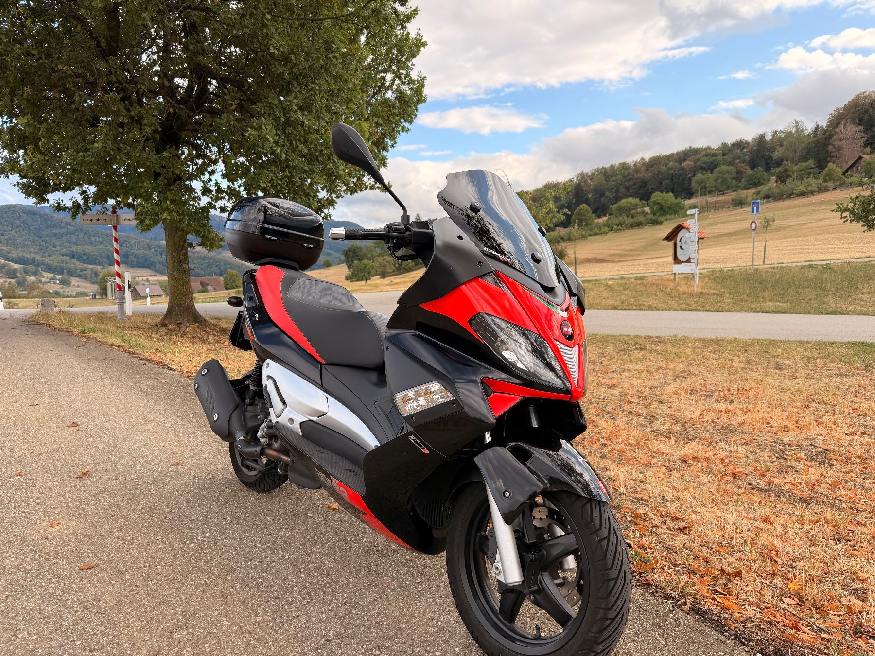 Aprilia Scooters: Aprillia SR Max 300 Top Preis – D'occasion à lampenberg par Shortino 5