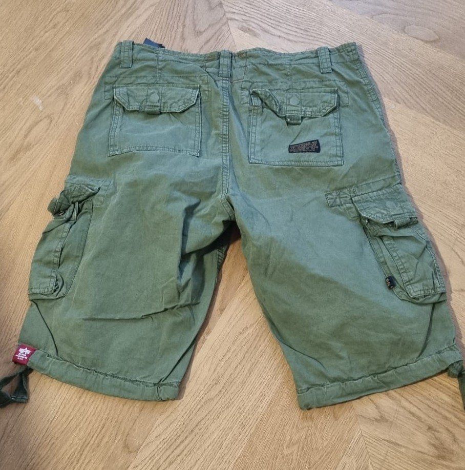 Alpha Industries Pantaloni: Shorts cargo vert kaki Alpha Industries, taille 33 – Usato da Etoy venduto da lucasinlive 1