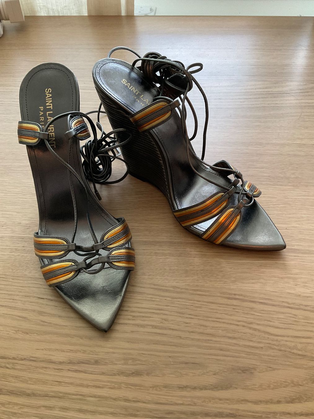 Saint Laurent Scarpe da donna: YSL Metallic Ankle Wrap Wedge Sandal 39.5 – Nuovo (secondo la descrizione) da Baar venduto da dsb07 1