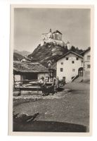 SCHULS Schloss Tarasp, Familie am Brunnen