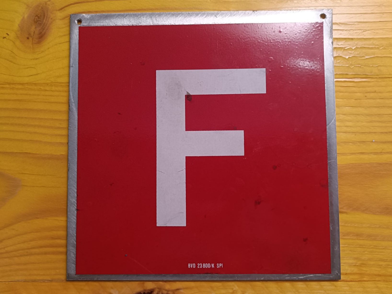 Feuerlöscher: Warnschild Feuerlöscher – Gebraucht aus Hombrechtikon von Unser_Hofer