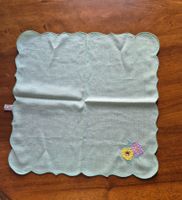 4 Stoffservietten oder Sets, hellgrün mit Blumen bestickt