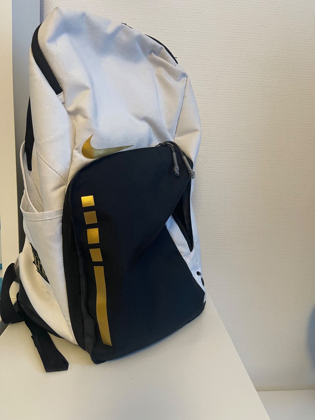 Nike Zaini: Original Nike Performance Rucksack, weiss, gold, schwarz – Usato da Rüti ZH venduto da MAMILU