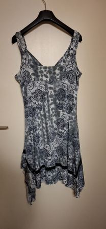 jolie robe à motif blanche et noir, taille M, 38