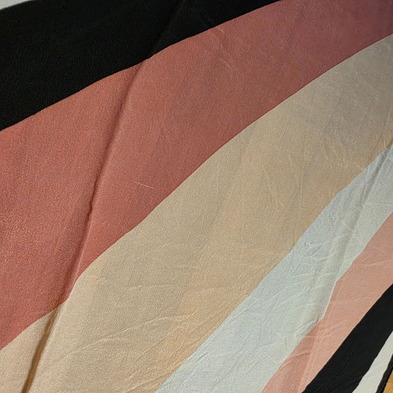 Foulards & écharpes: Seidentuch 100% Seide Handrolliert Rosa Schwarz – D'occasion à Wald ZH par CapLux 9