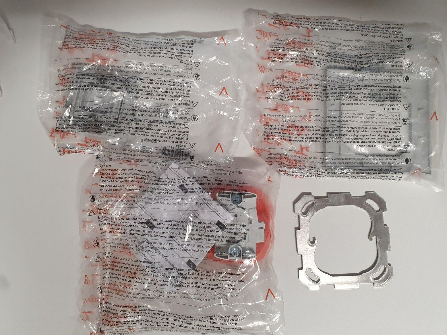 Interrupteurs: UP Schalter oder Taster Wechselbar Feller hellgrau – Neuf avec emballage d'origine à Zürich par Alibaba1234 2