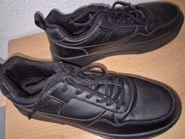 Schwarze Sneaker / Freizeitschuhe – Gr. 46– NEU & Ungetragen