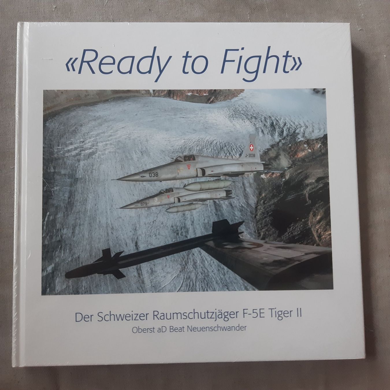 Cartoline postali: Buch Ready to Fight Tiger F-5 E Schweizer Luftwaffe – Nuovo e nell'imballaggio originale da Giffers venduto da attila07