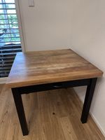 Klappbarer Esstisch aus massivem Mangoholz
