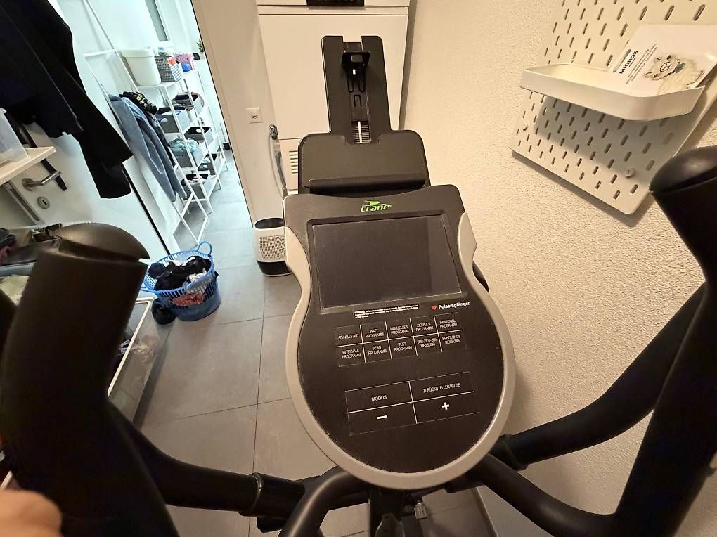 Vélos d'appartement: Crosstrainer Crane mit Trainingscomputer und Programmen – D'occasion à Emmenbrücke par B4belfish 3