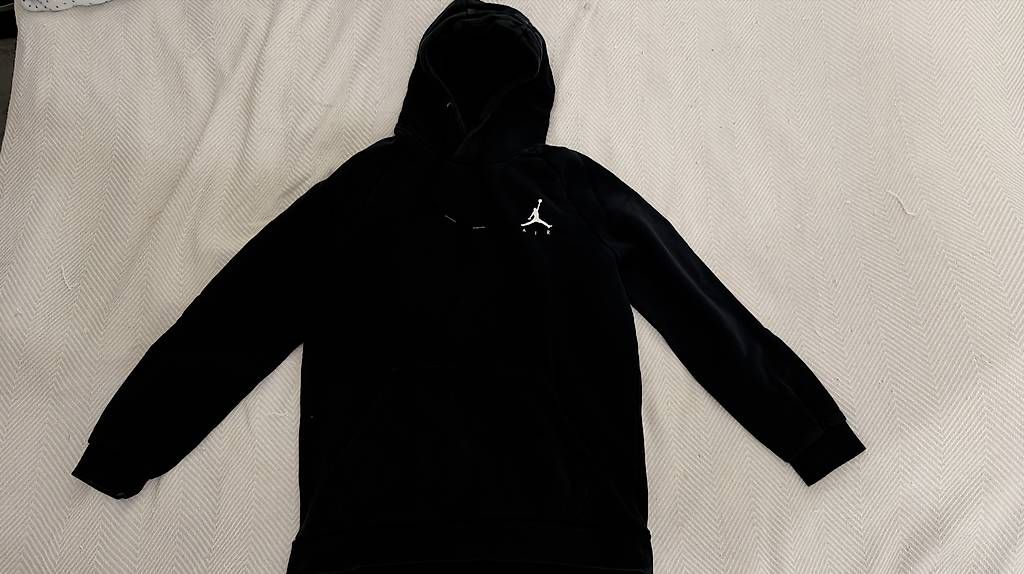Pulls & Sweat-shirts: Nike Air Jordan Pullover schwarz – D'occasion à Brunnen par sea_c7bm