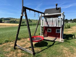Grosses Kinderspielhaus aus Holz, Rutsche und Nestschaukel
