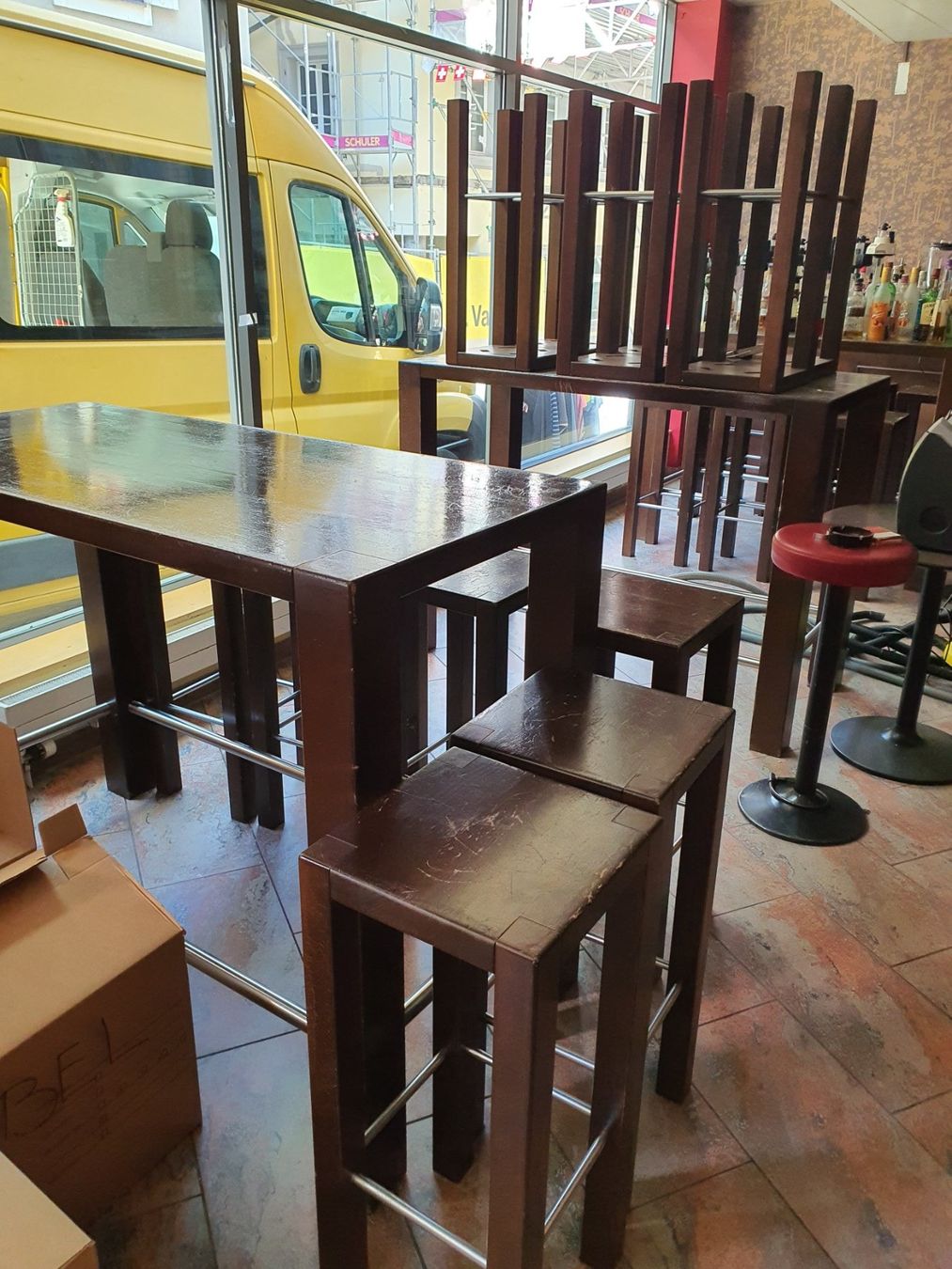 Set di tavolo e panche: Masiver Bar Tisch mit 6 Hocker – Usato da Erstfeld venduto da Gina033 8