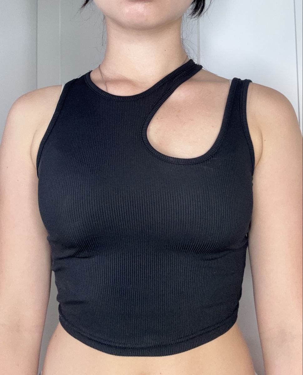 Top: Black Cut-Out Ribbed Crop Top  – Usato da Bern venduto da kri_y8h8