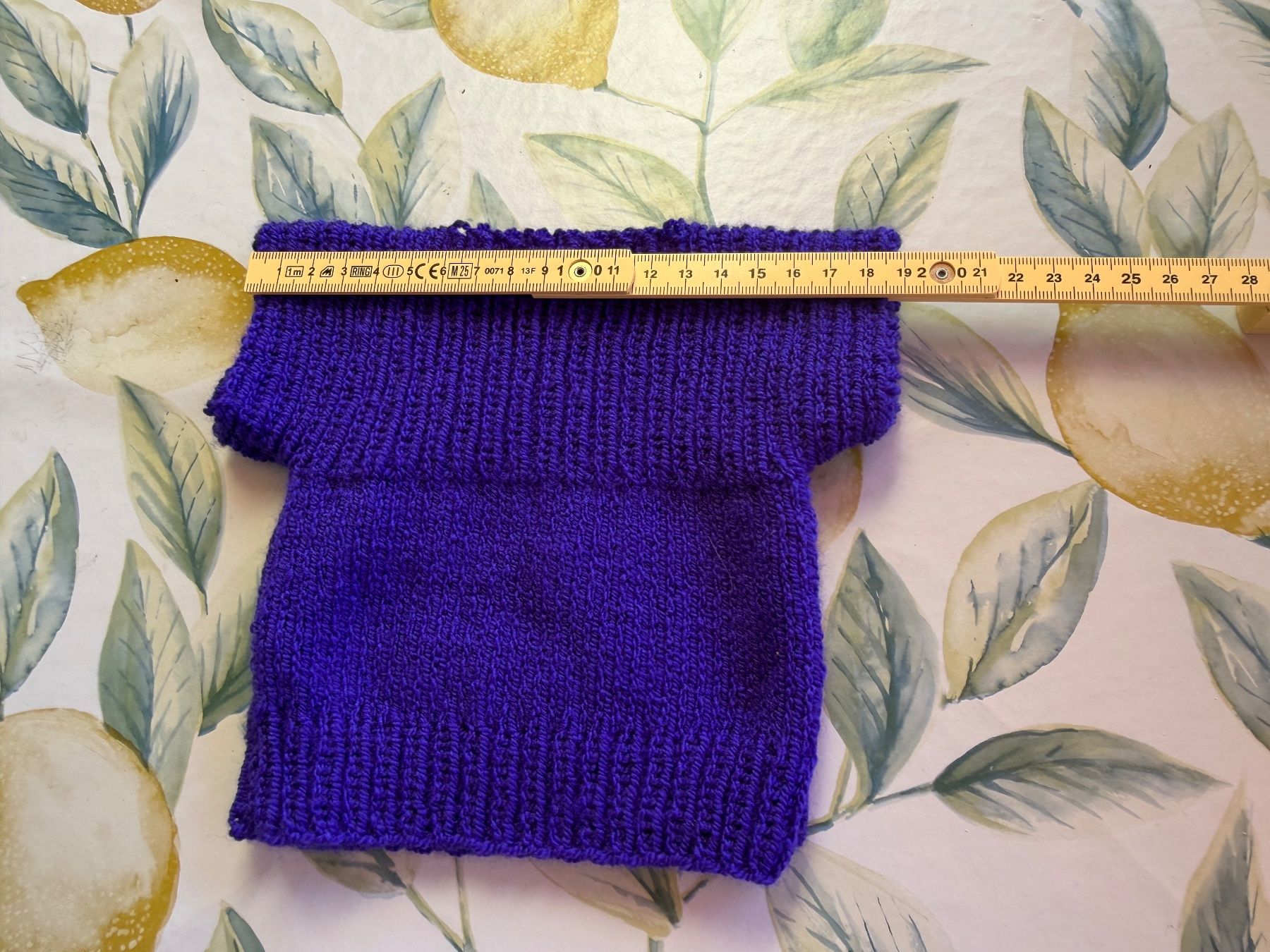 Poupées: Blauvioletter elastischer Strick Pullover, 17cm (40cm Puppe) – Neuf (Voir description) à Egg b. Zürich par Mogli93 4