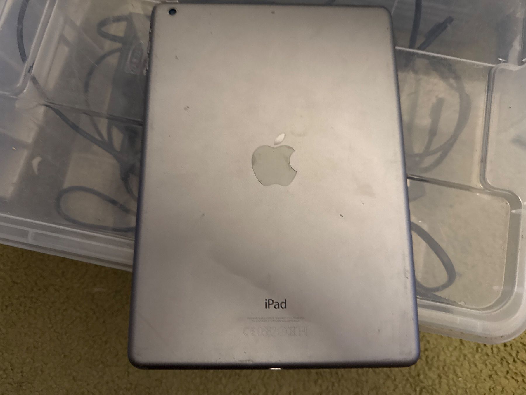 Apple Tablet PC: Ipad Air -A1474- vermutlich icloude / Display top – Difettoso da Olten venduto da HoYa01