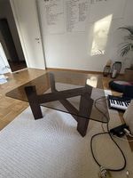 Stilvoller Couchtisch mit getönter Glasplatte (70 x 70 cm)