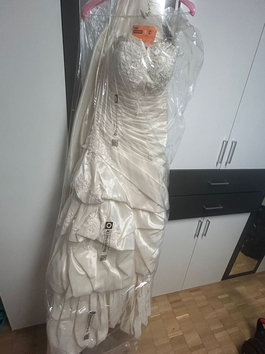 Vestiti: Elegantes Hochzeitskleid mit Schleppe – Usato da Solothurn venduto da Tarraco-SO 5