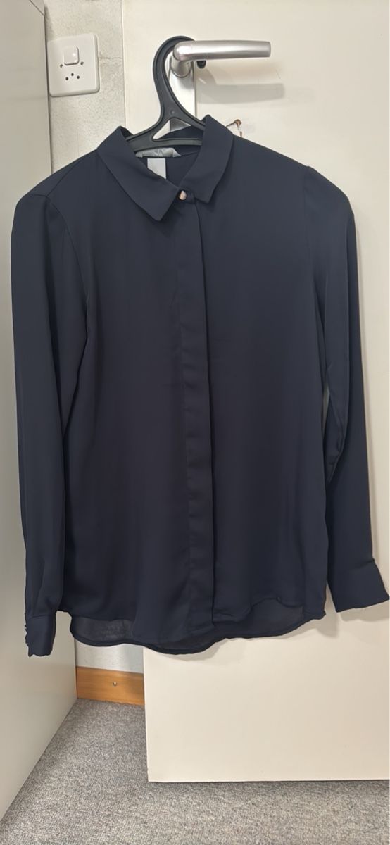 H&M Blusen: Elegante, navyblaue Bluse – Gebraucht aus Benglen von Shamily