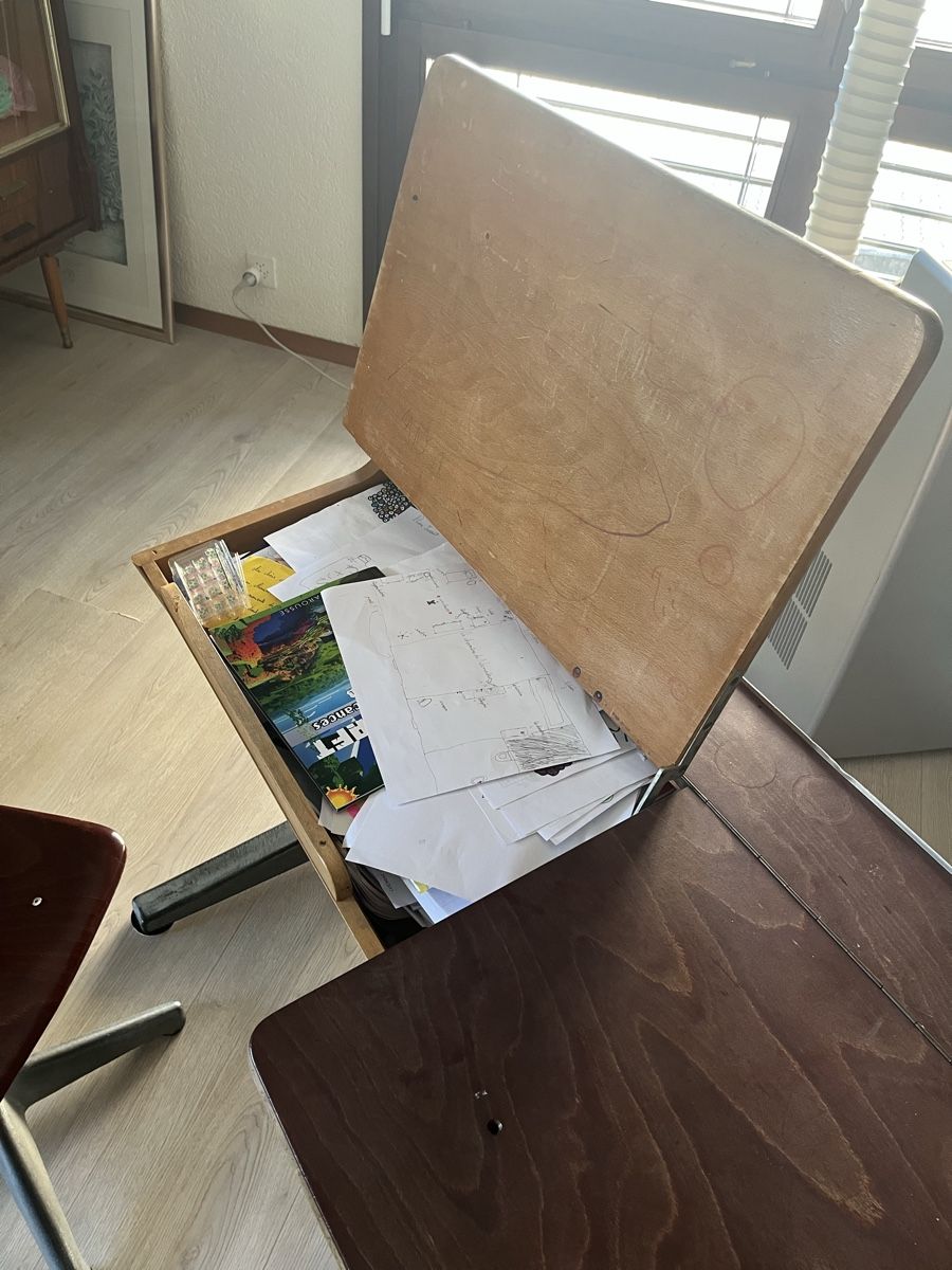 Schreibtische: Bureau et chaises ecole annees 70 – Gebraucht aus Prilly von BistroVelo 3