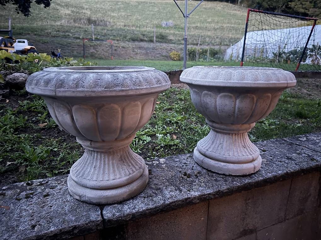 Pots de fleurs: Pots de fleurs en ciment – Neuf avec emballage d'origine à Montricher par nil_8fgf