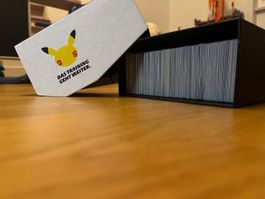 Pokémon Box mit normalen und Holo-Karten + Energien