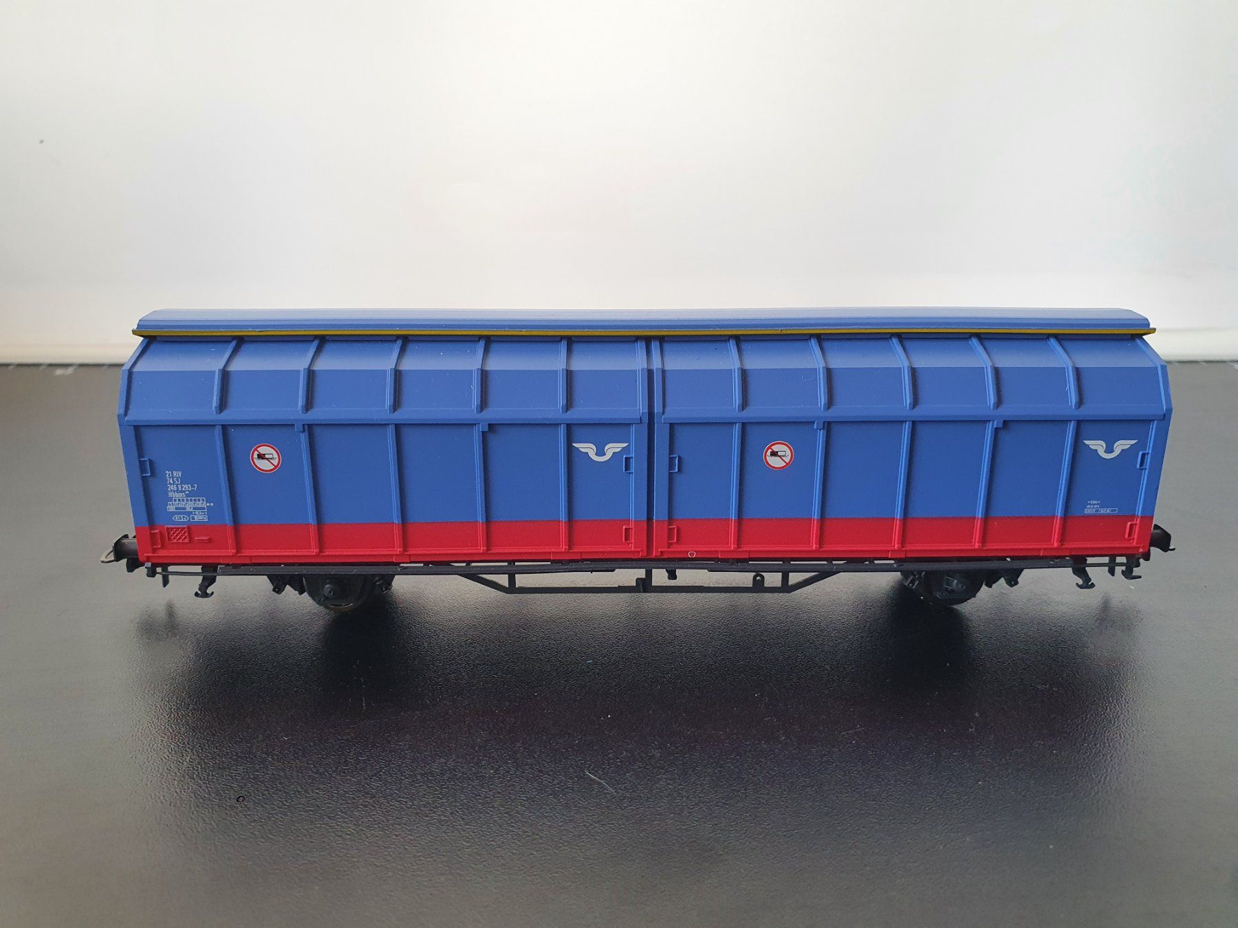 Roco Modelleisenbahnen: ROCO:AC: SCHWEDISCHER SCHIEBEWANDWAGEN BLAU – Gebraucht aus Biglen von taunus82