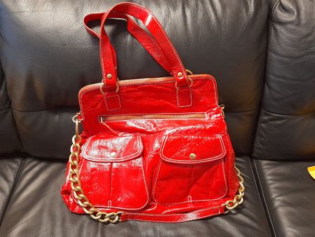 Damen Handtasche rot Lackoptik mit Goldkette 