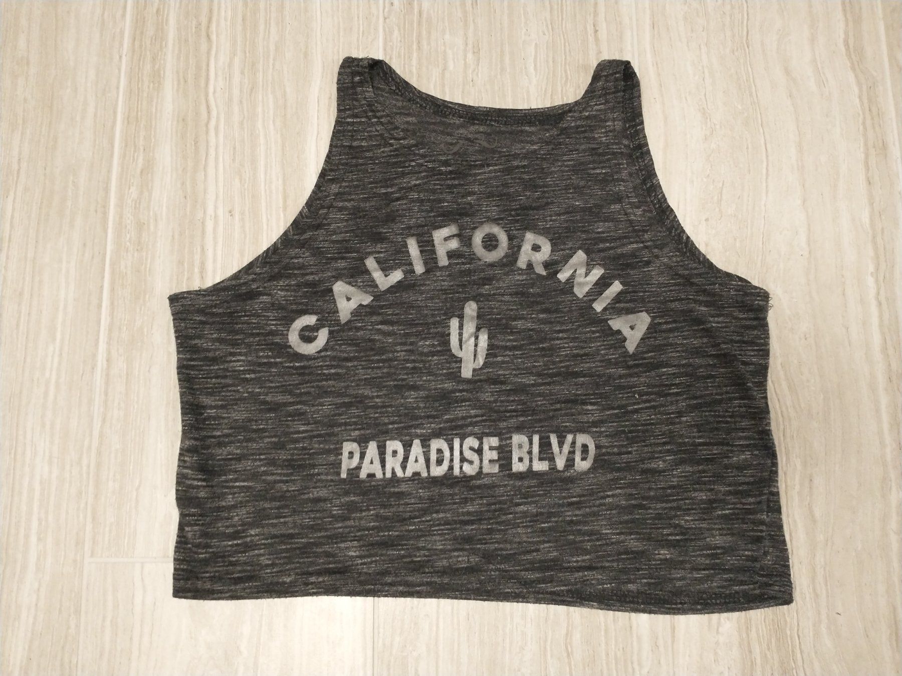 Blouses, T-shirts & Tops: Crop top california taille XS – D'occasion à Ecublens FR par ame_y8tq