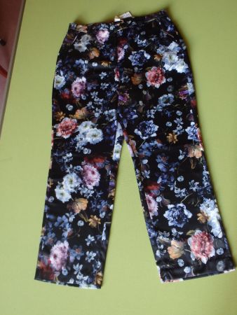 Neue Sommerhose mit Blumenmuster, Grösse 42, ungetragen!