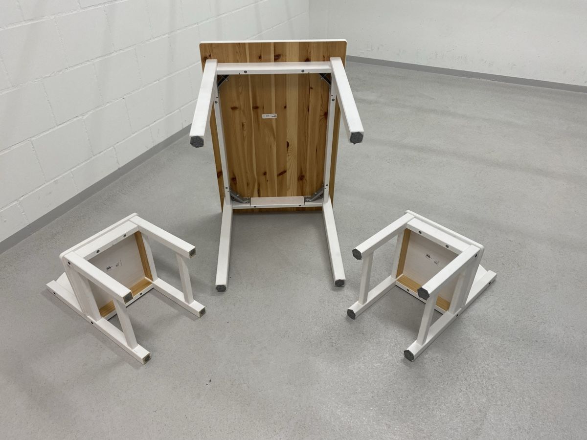 Ikea Set di tavolo e panche: Kindertisch Sundvik Ikea weiss mit 2 Stühlen – Usato da Zollikofen venduto da nilsa 1