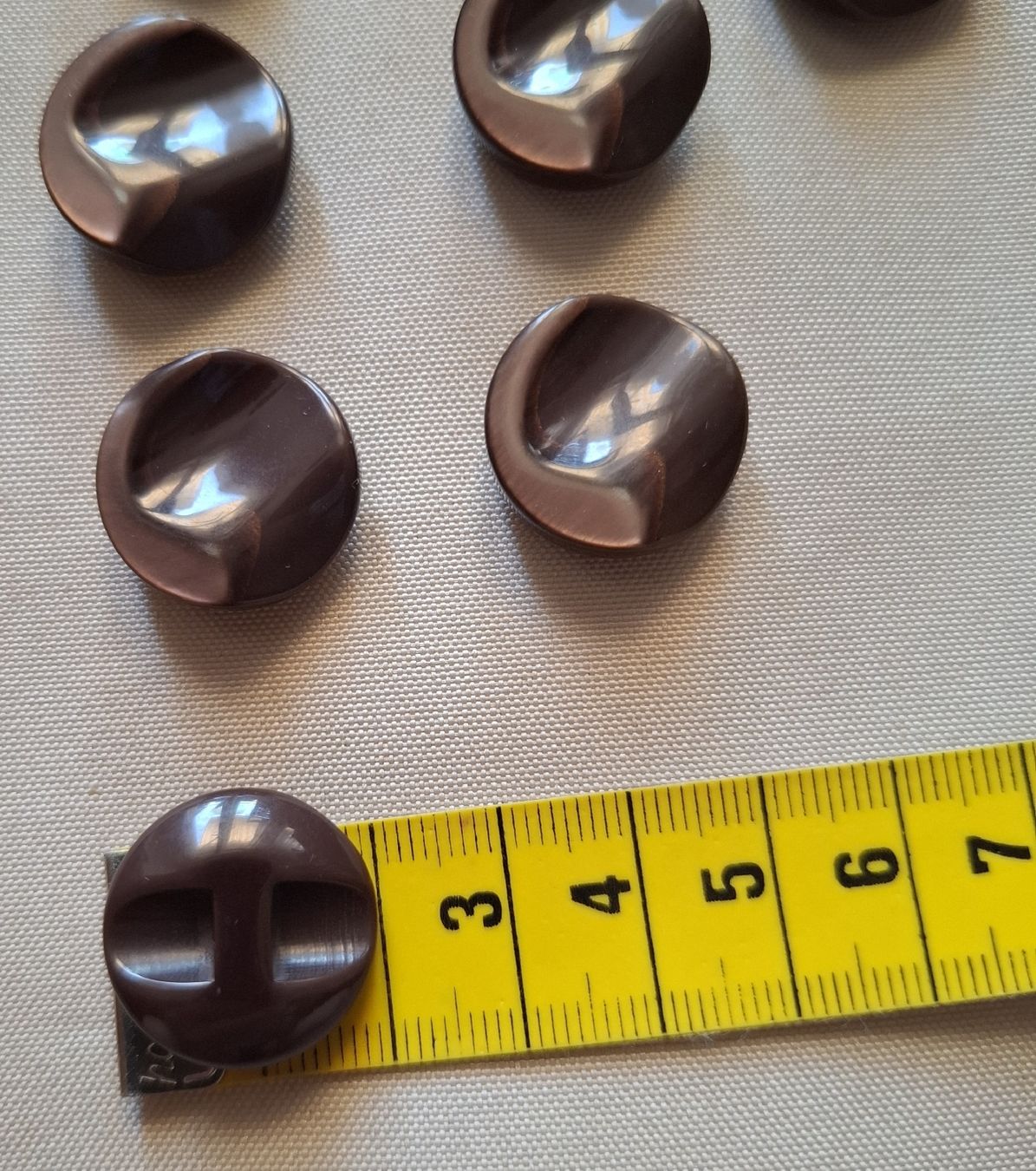 Bottoni: 8 Knöpfe braun, 20 mm. – Usato da Dietikon venduto da Hirschkopf 2