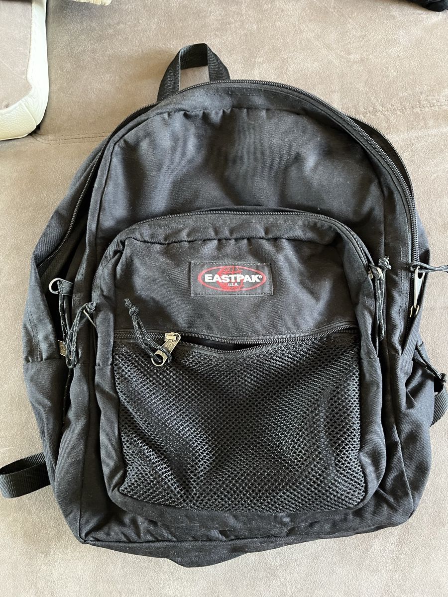 Eastpak Zaini: Sac à dos grande capacité Eastpak noir 3 compartiments – Usato da Genève venduto da Libellule477