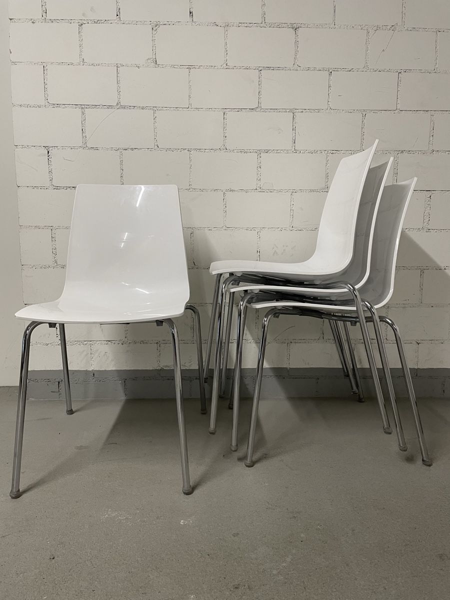 Sedie: Kunststoffstühle 4x in weiss – Usato da Hünenberg venduto da Plauderi1 1