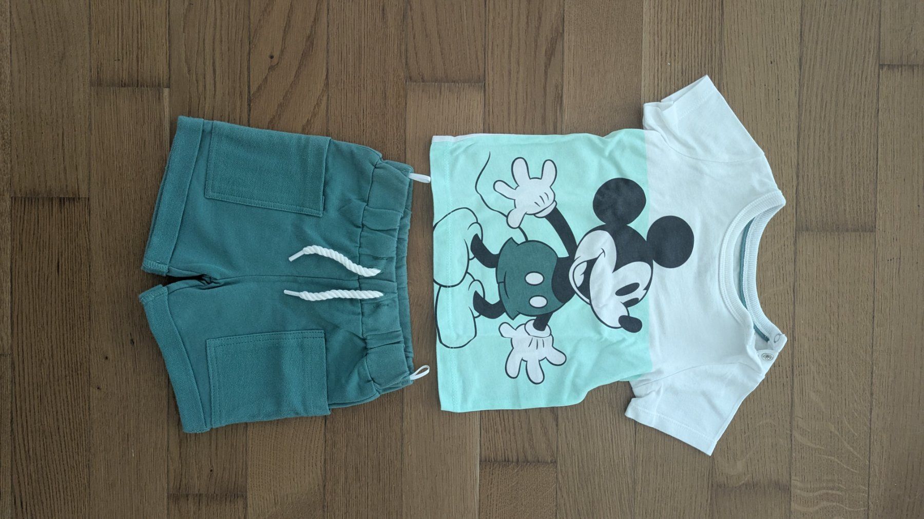 C&A Lotti & Set di vestiti: Süsses Mickey Mouse Baby-Set, Gr. 74cm, 6-9M – Usato da Emmen venduto da Mwassuup