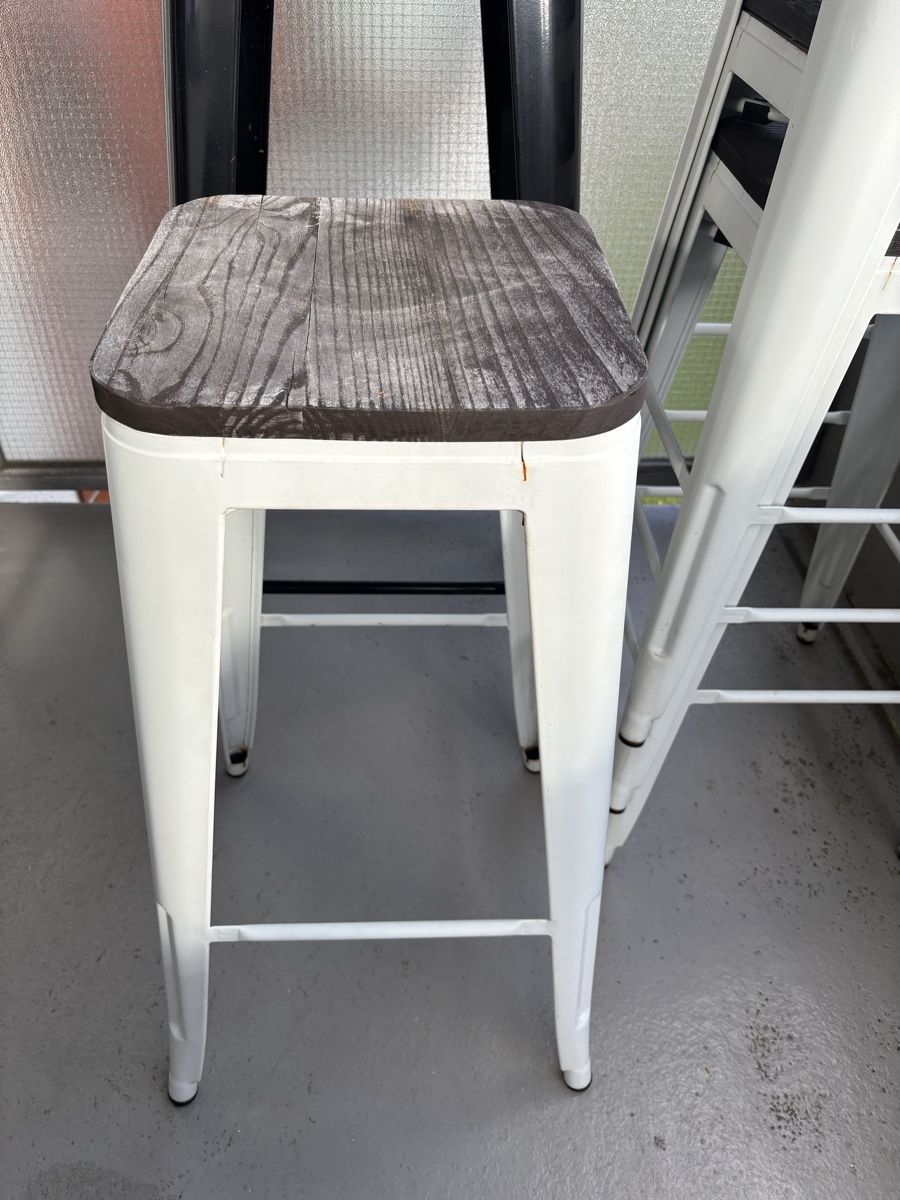 Sgabelli: 4x Barhocker Holz Sitzfläche plus Metall-Tisch  – Usato da Dübendorf venduto da mba_5yvw 2