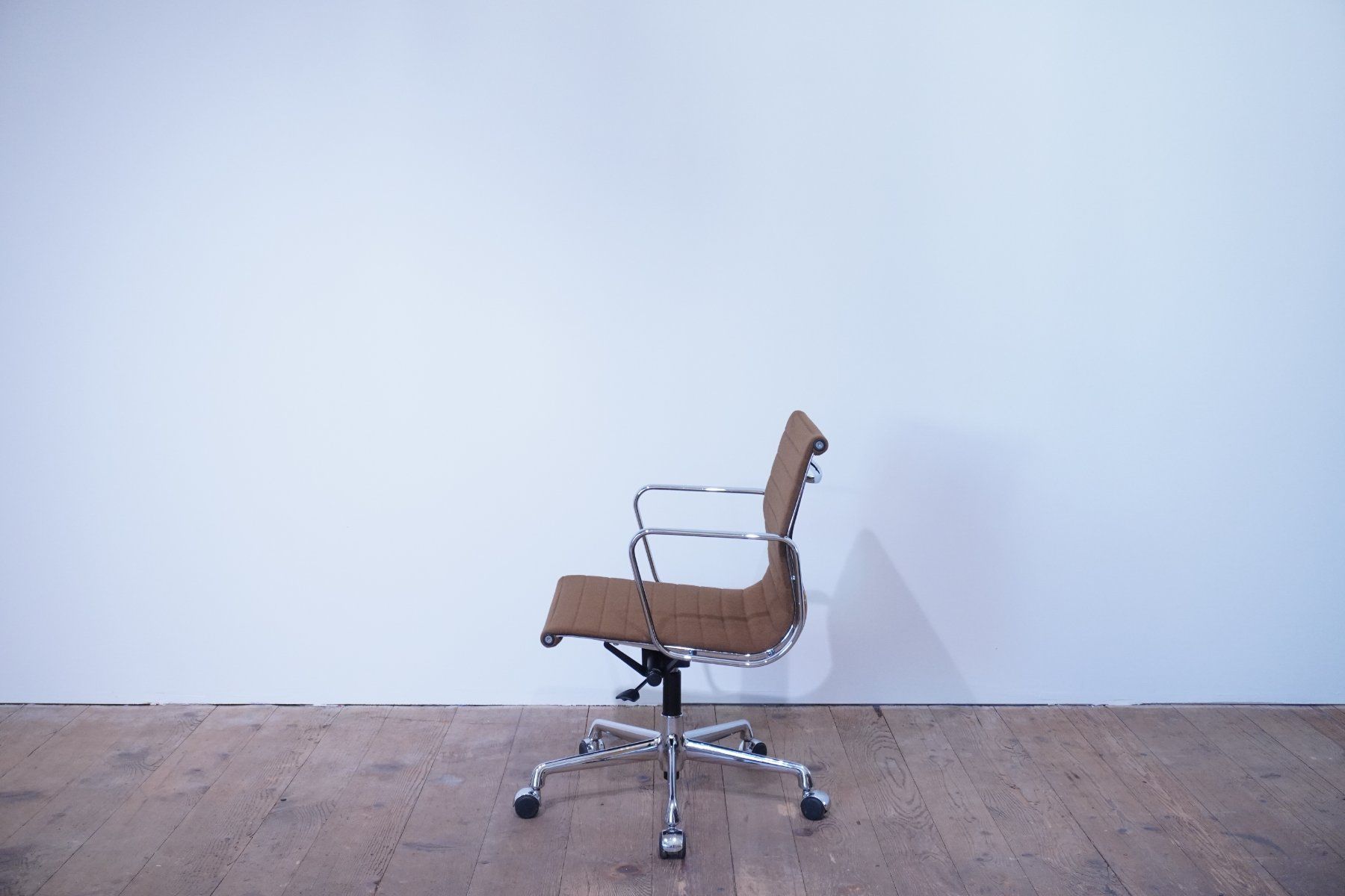 Vitra Sedie: Vitra Eames Alu Chair EA117 Hopsak braun – Usato da Bad Zurzach venduto da QLASSIQ 4