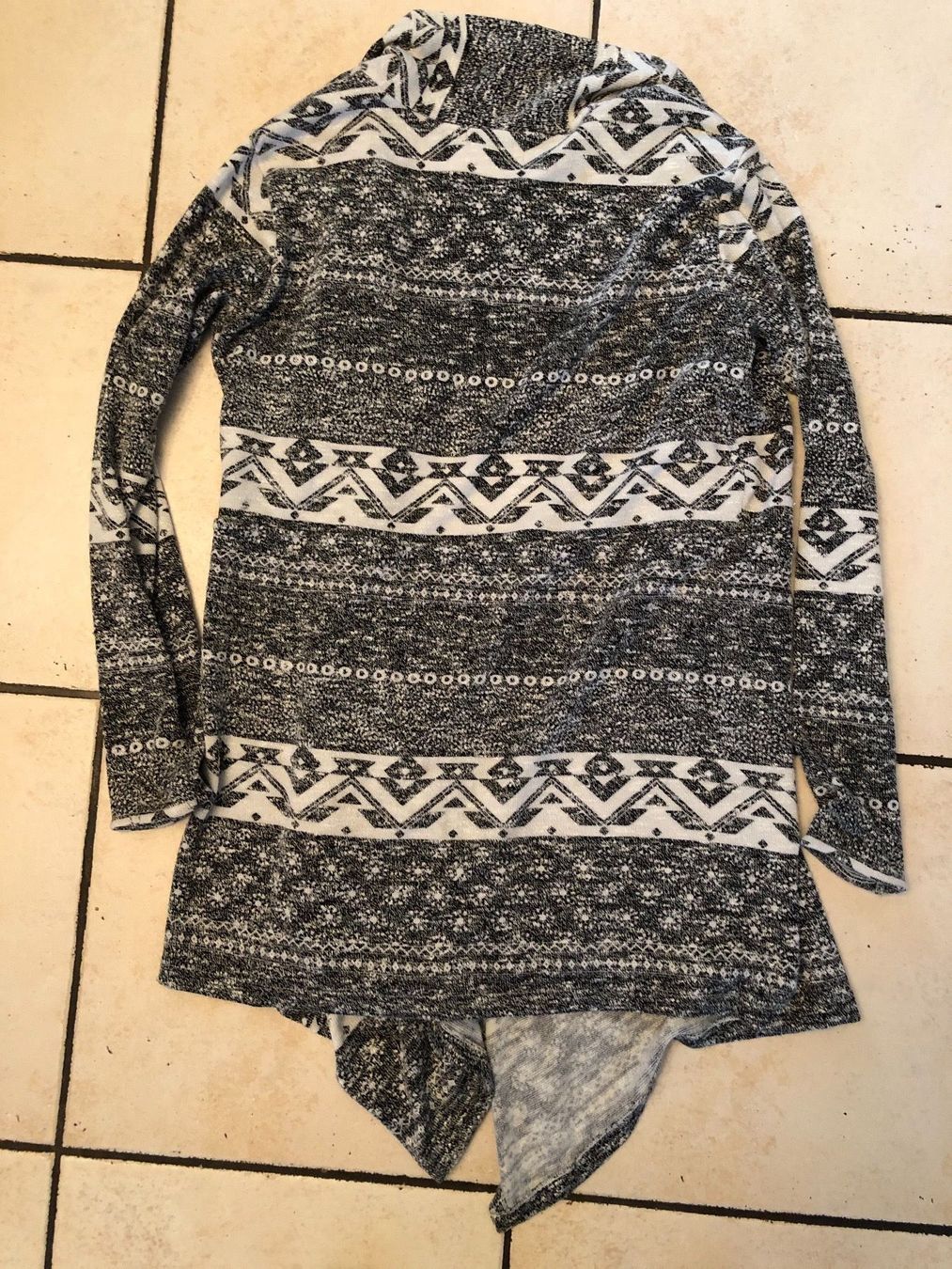 H&M Giacche & Cappotti: Weiches H&M Strickjäckli Gr.170 – Usato da Obergerlafingen venduto da cabo4 4