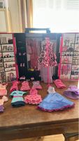Armadio di Barbie con vestiti e accessori, completo!