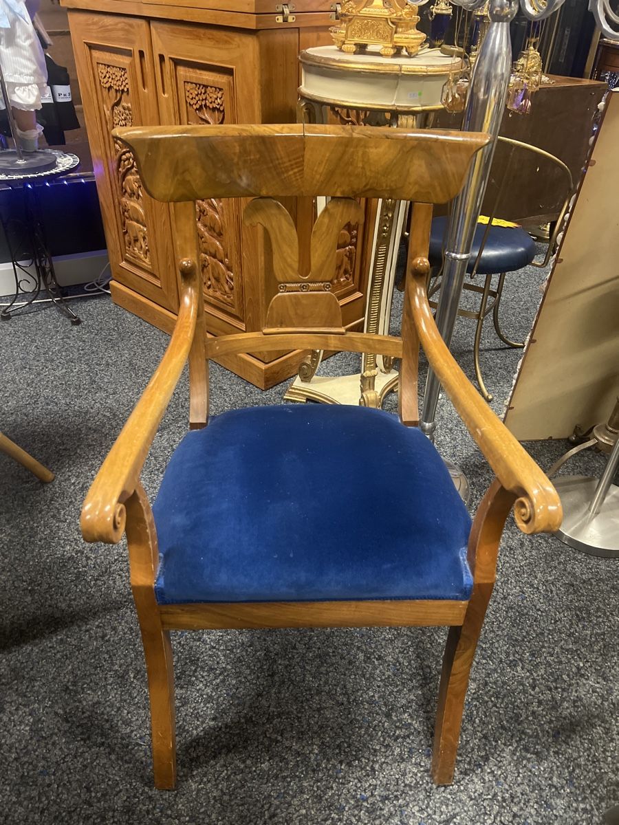 Chaises: Antiker Nussbaum Stuhl mit blauem Samtbezug – D'occasion à Rorschach par TrendyDeals