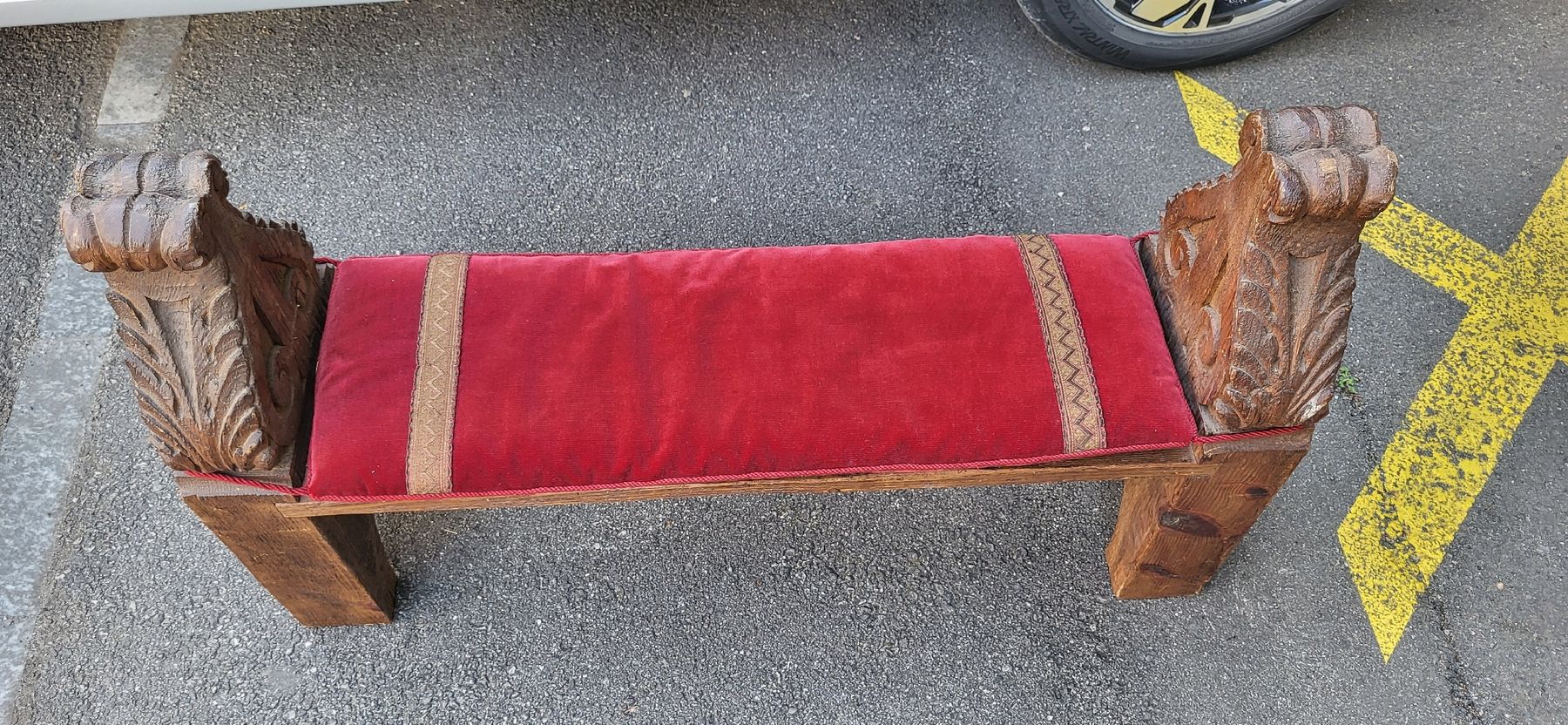 Panchine: Holzbank mit rotem Samtkissen - rustikal & selten! – Usato da Bellach venduto da Kebjeer