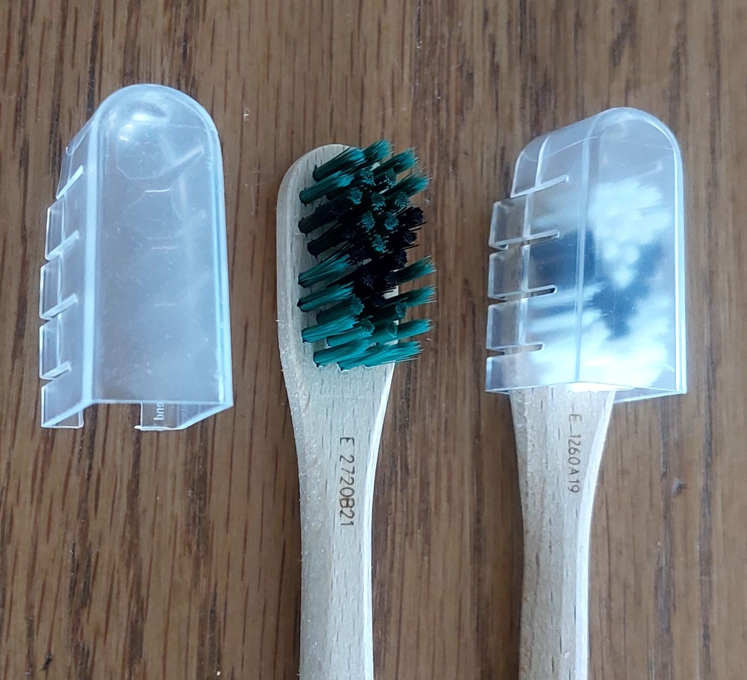 Cura dei denti: vVardis 2 Holzzahnbürsten – Nuovo (secondo la descrizione) da Aarau Rohr venduto da meeruisland 1