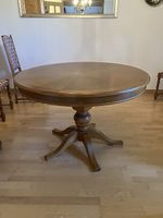 Table ronde en bois avec rallonge intégrée